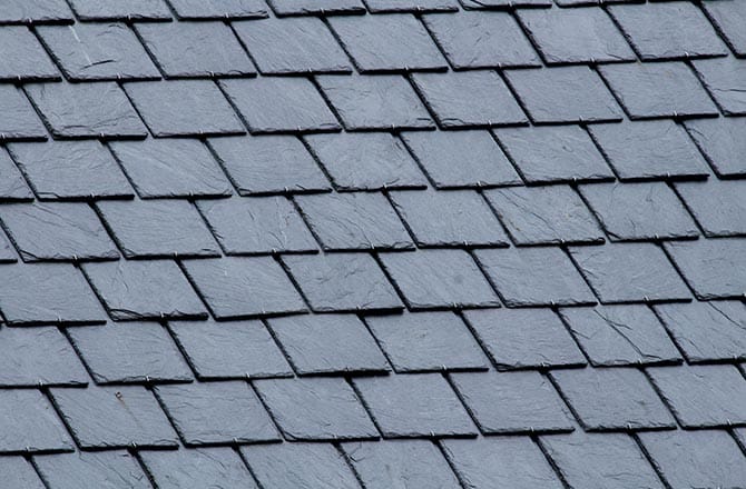 Une toiture en ardoise en pose rectangulaire