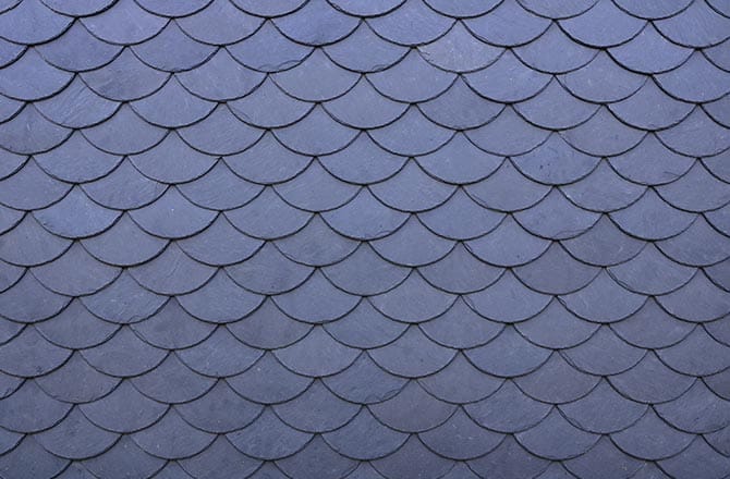 Une toiture en ardoise en pose ronde