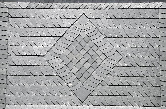 Une toiture en ardoise en pose losange