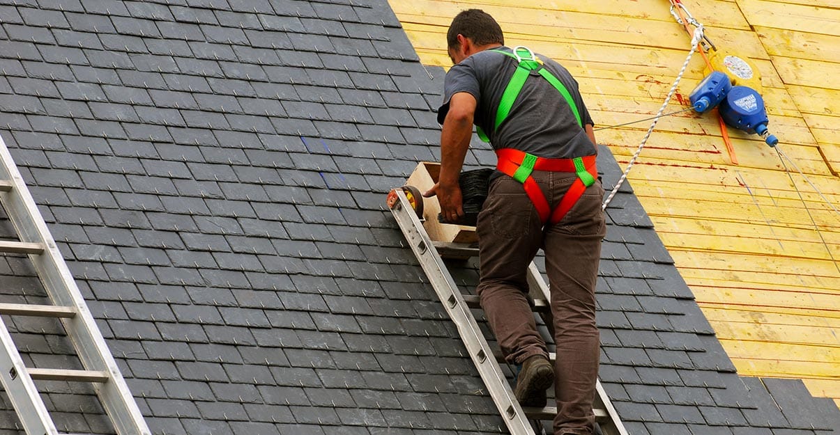 Pose d’une toiture en ardoises par un professionnel