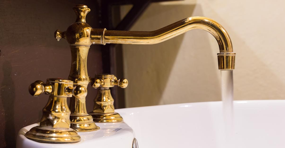une robinetterie de lavabo au style vintage