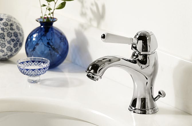 une robinetterie de lavabo au style vintage