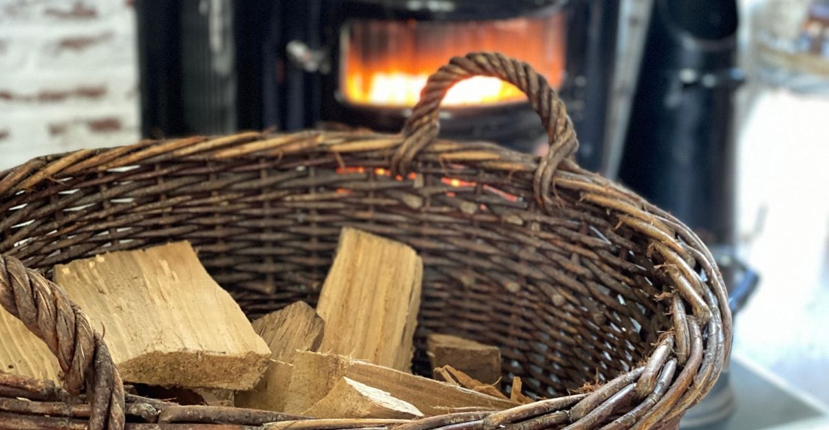 bien alimenter le feu du chauffage bois