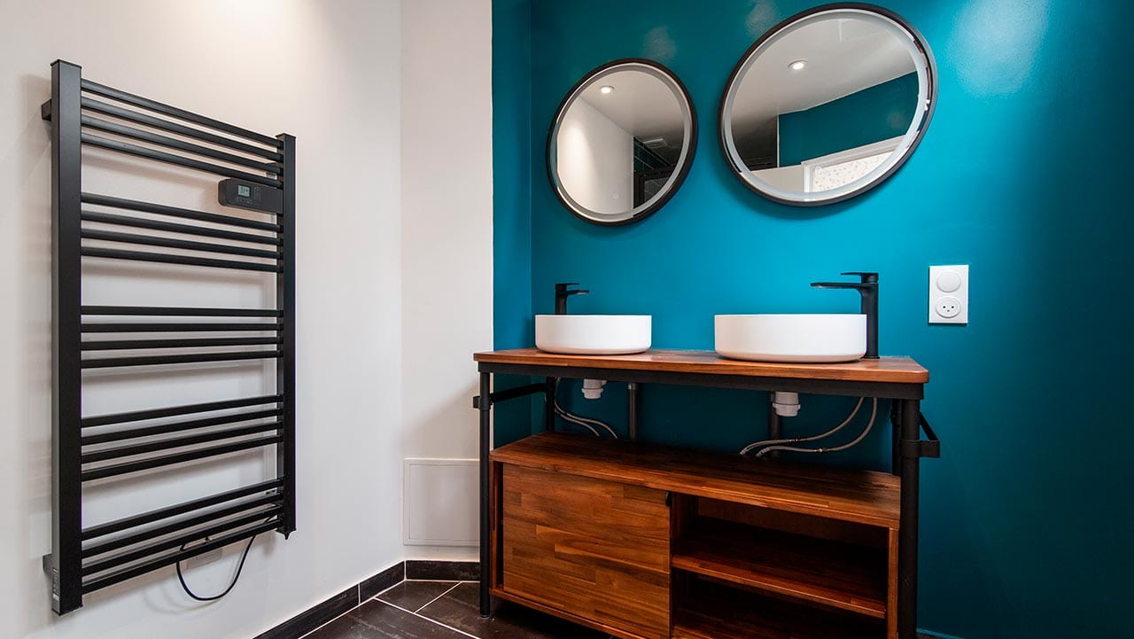 Une petite salle de bain pratique, fonctionnelle décorée dans un style industriel.