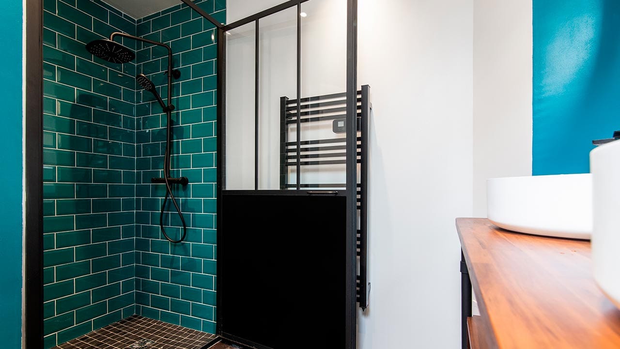 Un receveur recouvert de mosaïque antidérapante apportant sécurité et confort à la douche.