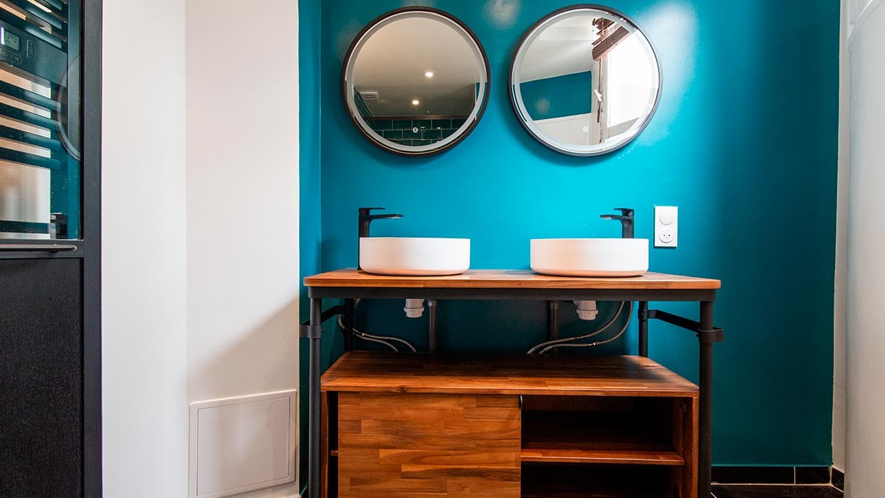 Un meuble double vasque avec plusieurs espaces de rangement.