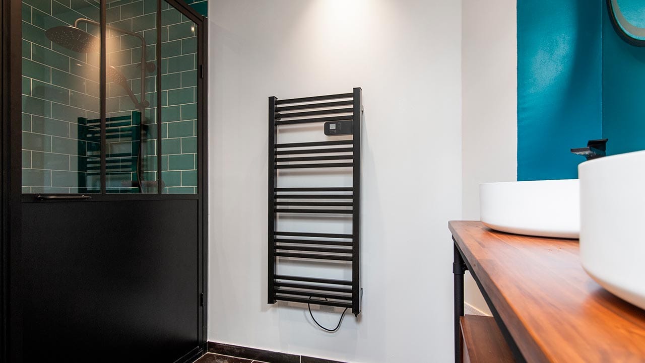 Un radiateur sèche-serviettes extra-plat et intelligent pour plus de confort et de style.