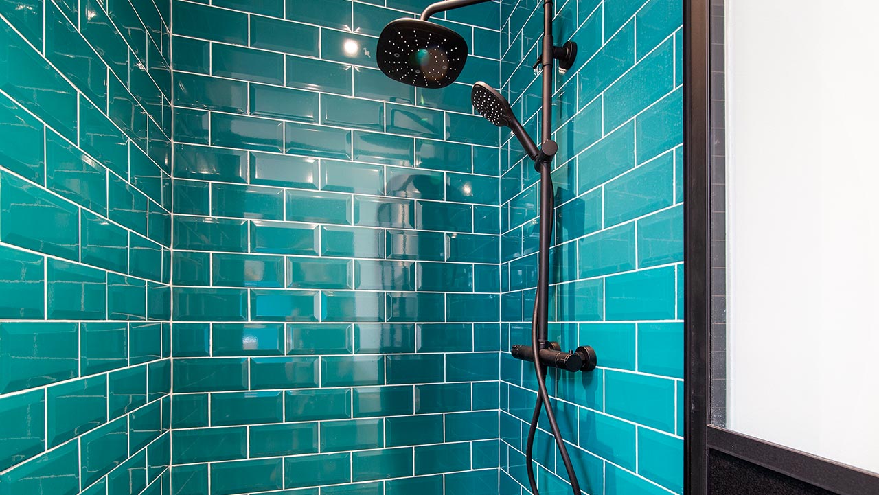 Une robinetterie de douche légère et fidèle au style choisi.