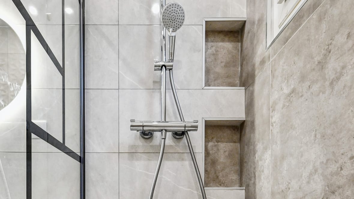 En plus d'ajouter des rangements à la douche, les niches apportent à la fois sécurité et confort.