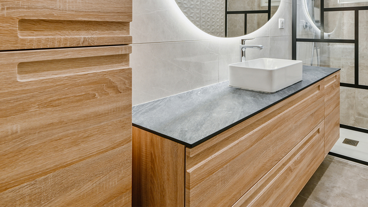 Un meuble sous vasque pratique et esthétique qui apporte de la chaleur à la pièce.