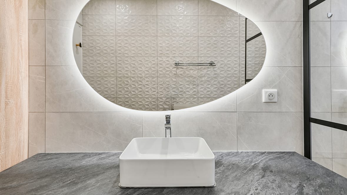 Une vasque aux bords arrondis et un mitigeur design facile d'entretien.