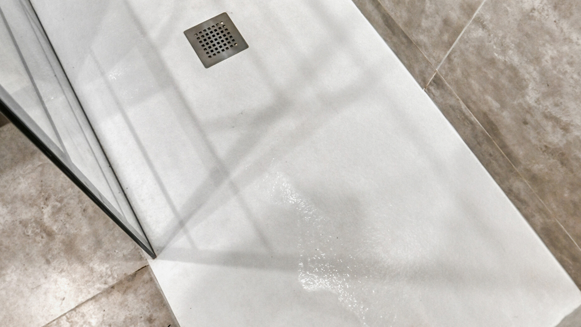 Un receveur extra-plat qui facilite et sécurise l'accès à la douche.