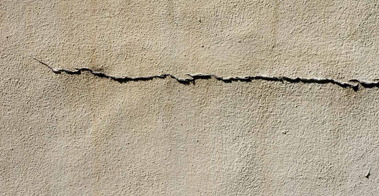 Des fissures apparaissent sur la façade