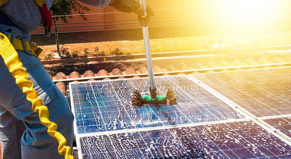 Pourquoi et comment nettoyer des panneaux solaires et photovoltaïques