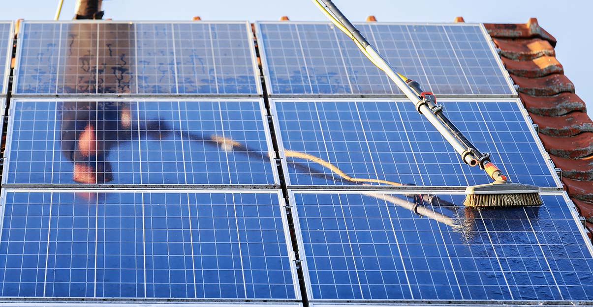 Pourquoi et comment nettoyer des panneaux solaires et photovoltaïques