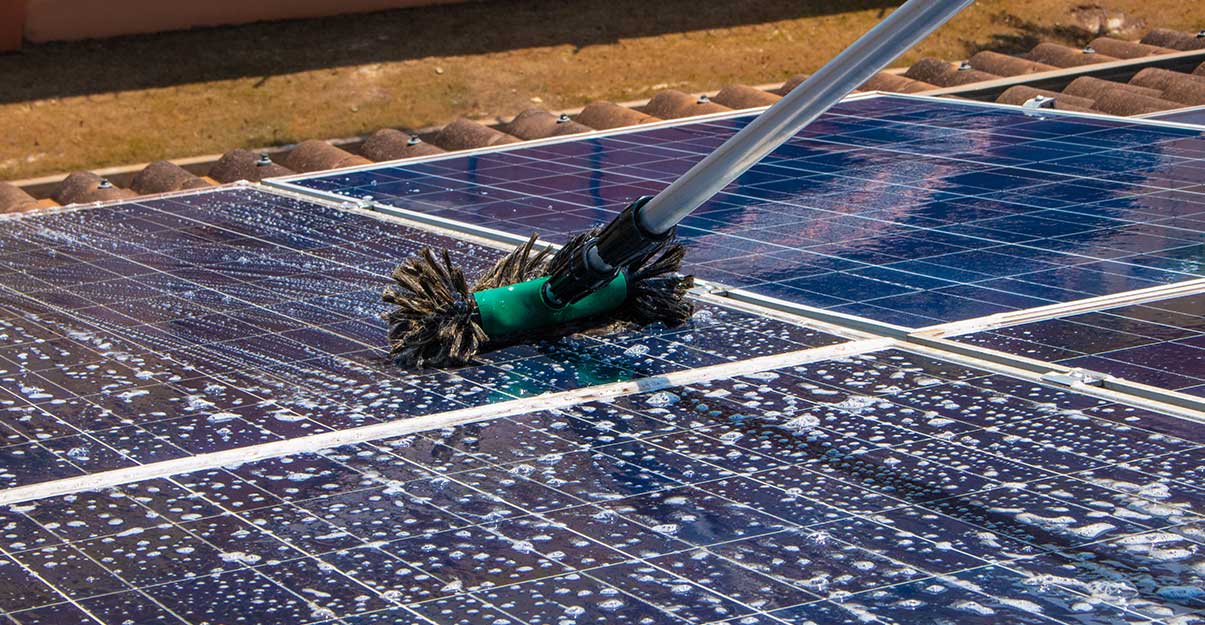 Pourquoi et comment nettoyer des panneaux solaires et photovoltaïques 