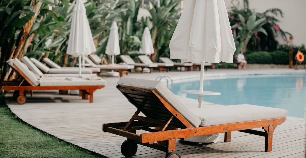 Pourquoi un bon revêtement de sol est important autour de votre piscine ?