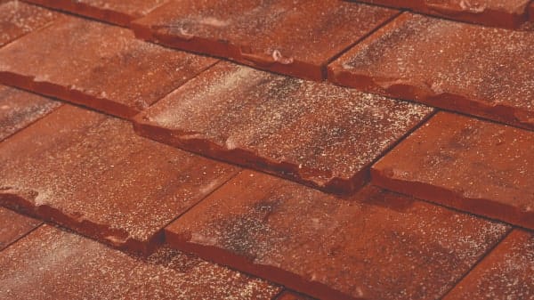 La tuile idéale pour reproduire une toiture d'antan