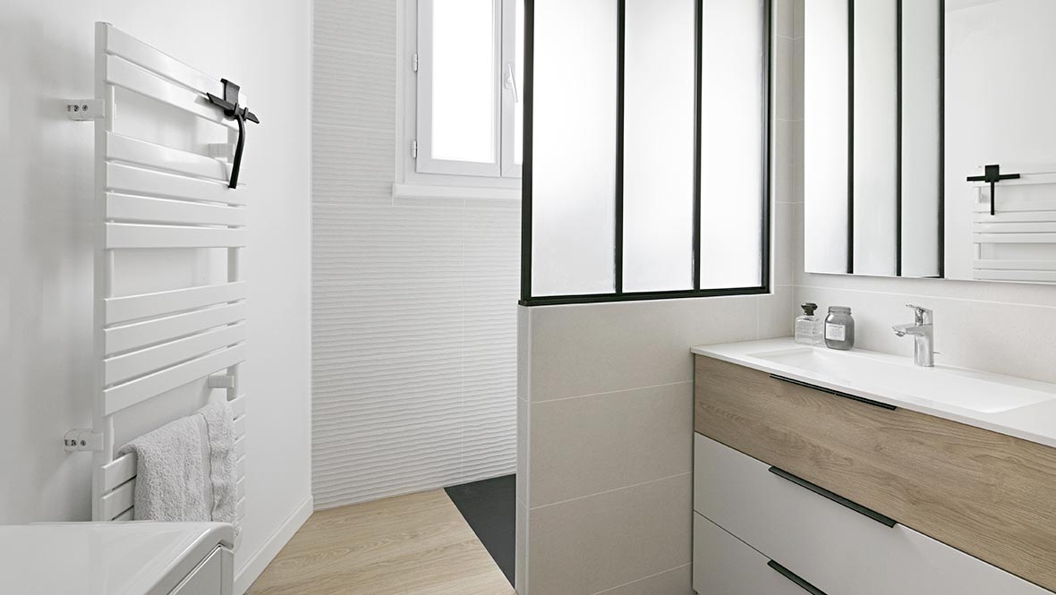 Une petite salle de bain minimaliste