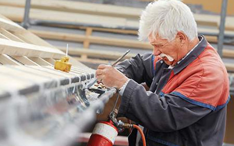 Travaux de zinguerie sur une goutière