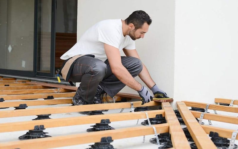 artisan La Maison Saint-Gobain pour la pose de terrasse