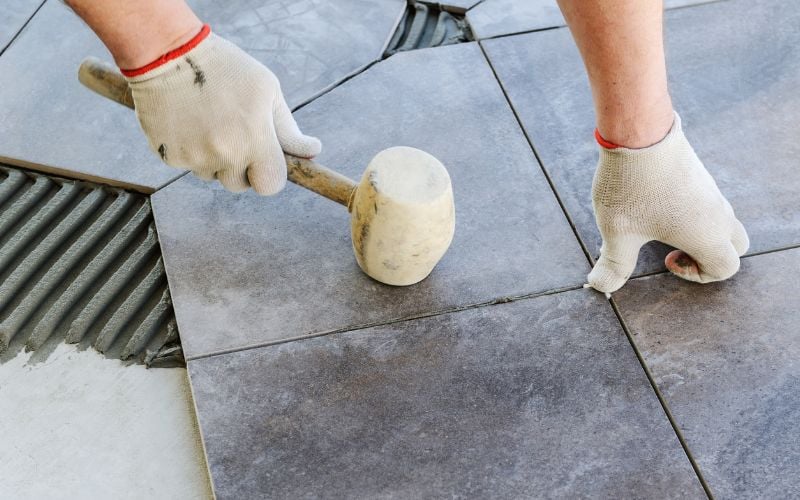 Artisan dallage terrasse extérieure avec La Maison Saint-Gobain