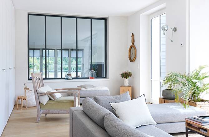 Verrière entre deux pièces dans une maison