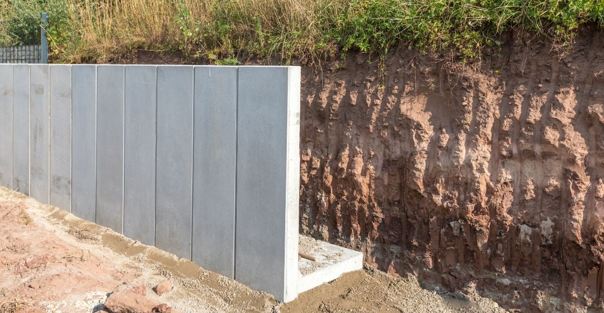 Terrassement et pose d’un mur de soutènement