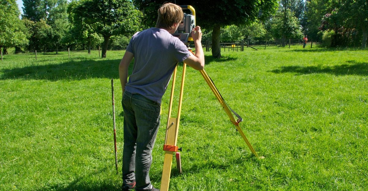 Le bornage, essentiel en cas de terrassement en limite de propriété