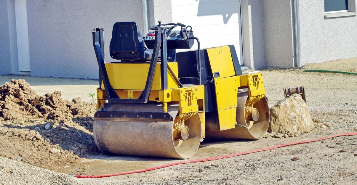 Le compactage, pour une assise solide de la construction.