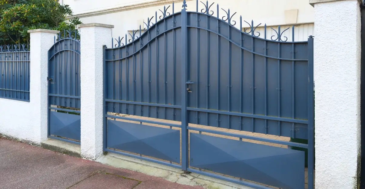 Prix d'un portail électrique en fer forgé - La Maison Sain-Gobain