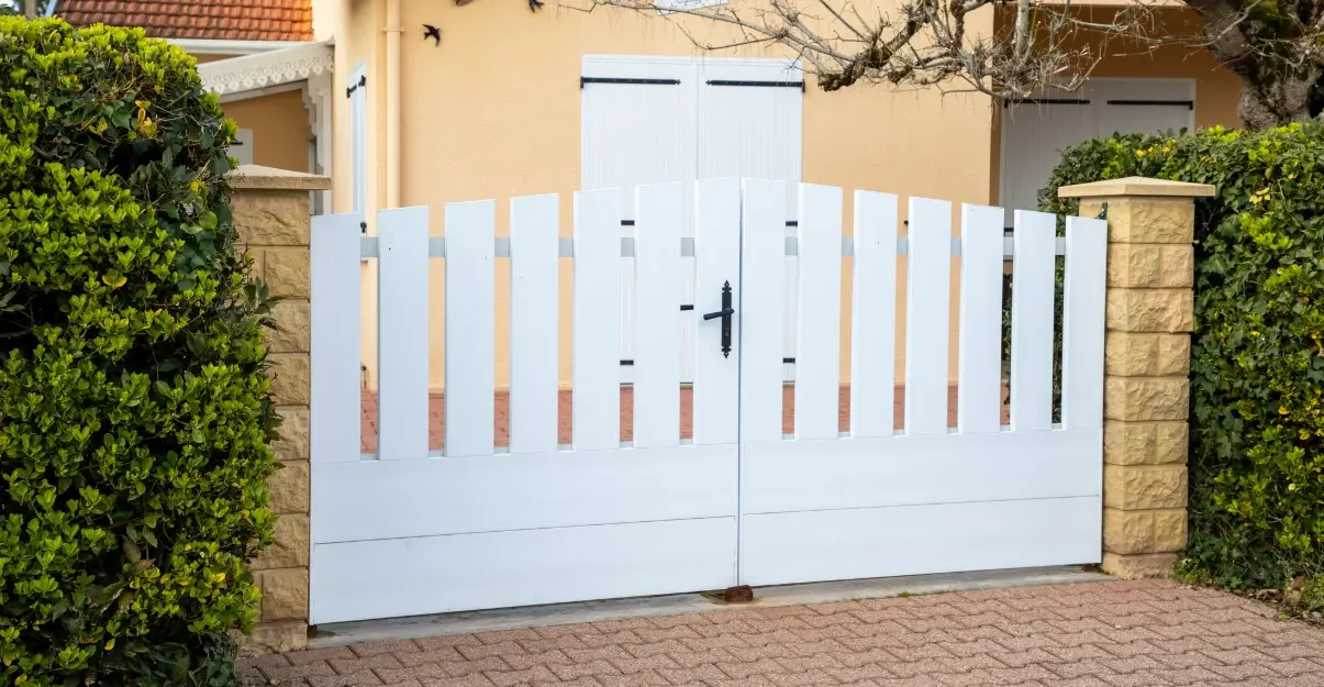 Prix d'un portail électrique en PVC - La Maison Sain-Gobain