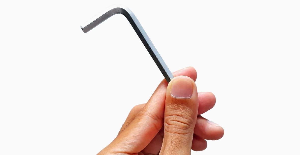 La clé Allen : outil indispensable pour le réglage d'une porte d'entrée