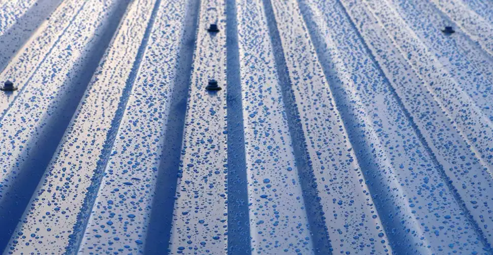 Une toiture zinc sous la pluie