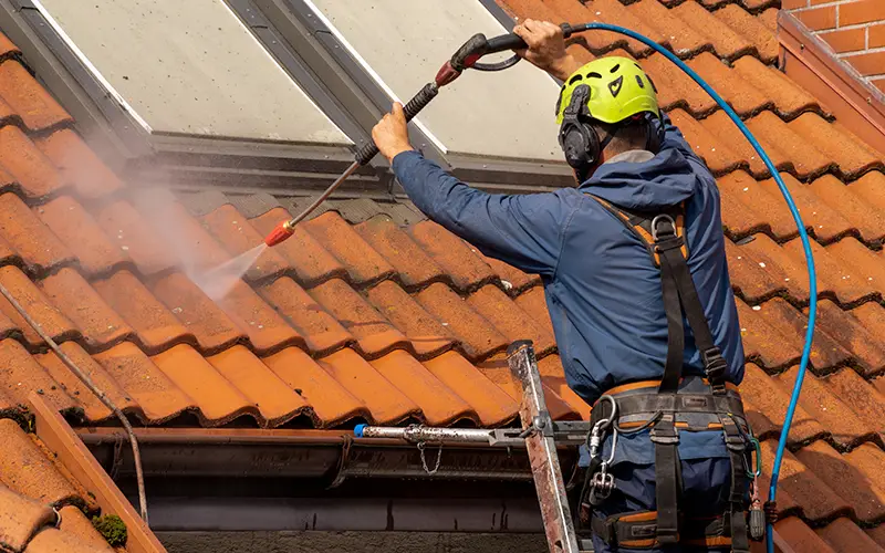 Estimez le coût de votre nettoyage de toiture