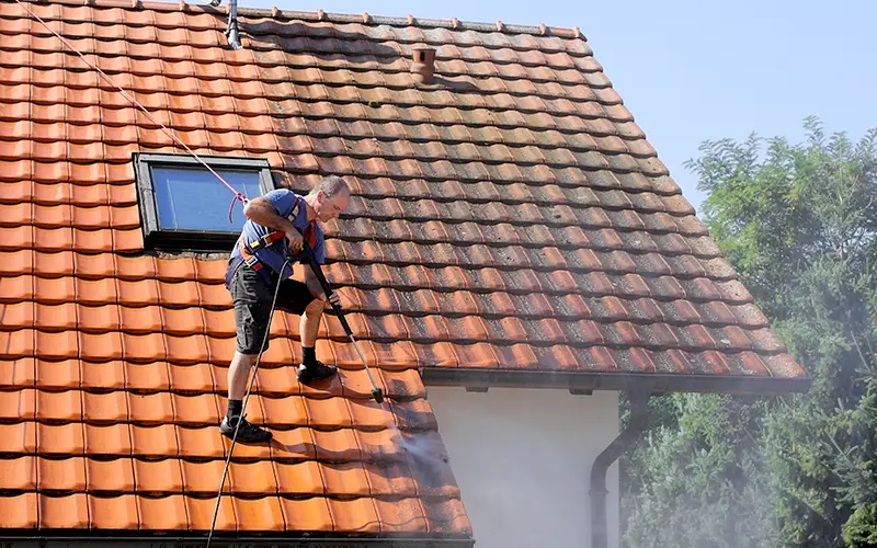 Estimez le coût de votre nettoyage de toiture