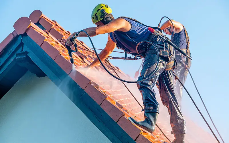 Estimez le coût du nettoyage de votre toiture par un professionnel