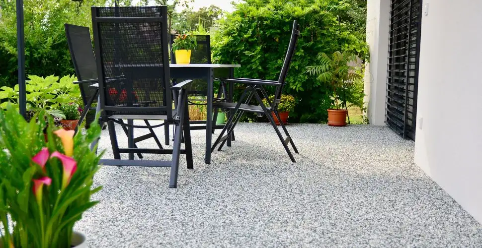 Terrasse en résine : durée de vie, pose, entretien et prix au mètre carré 