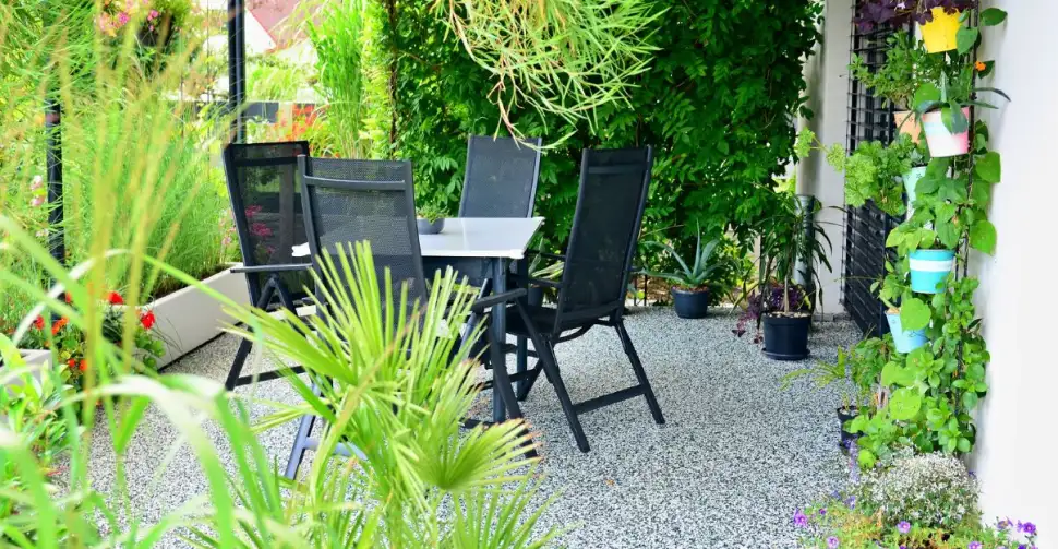 Terrasse en résine : durée de vie, pose, entretien et prix au mètre carré 