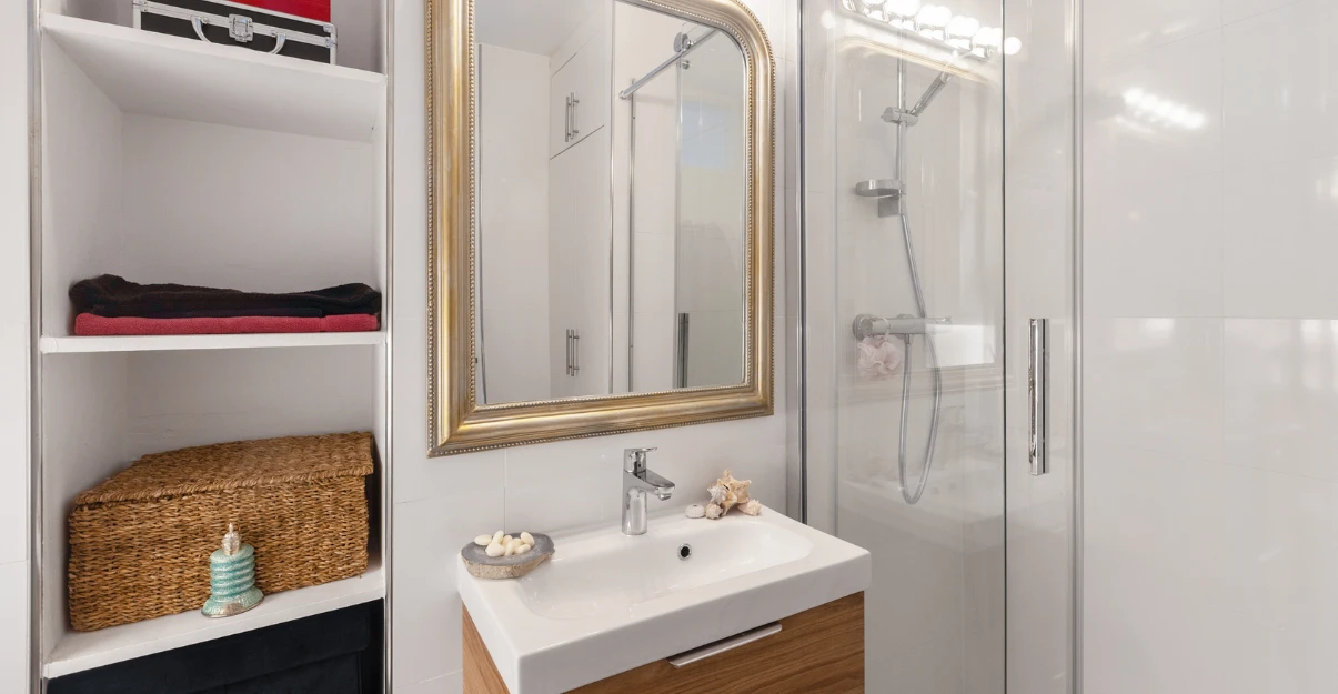 Aménagement salle de bain : optimisez les rangements sans alourdir l'espace 