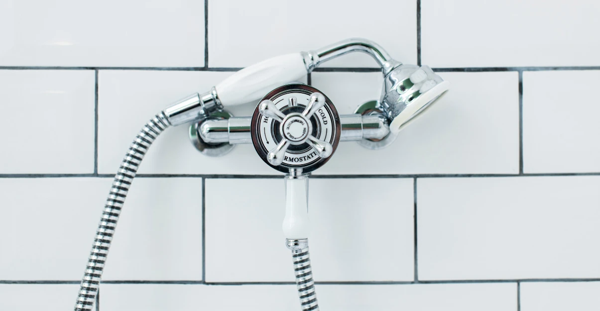 Hauteur mitigeur douche : lien avec le modèle de pommeau choisi