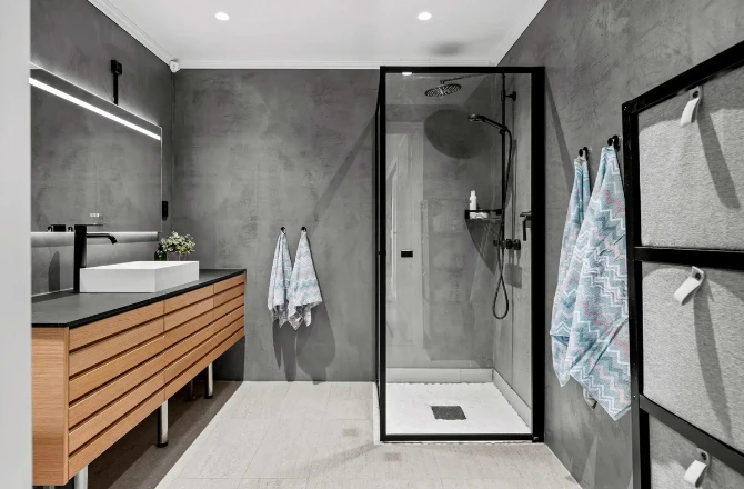 Mitigeur style moderne noir mat et lignes épurées.