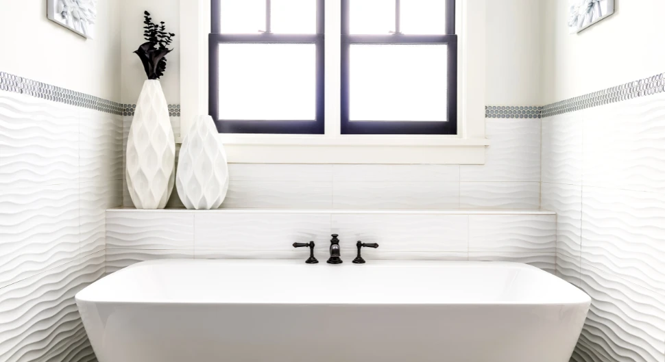 Salle de bain blanche et noire : inspirations et conseils déco