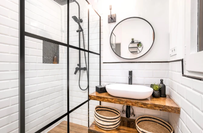 Salle de bain blanche et noire : top 10 des inspirations La Maison Saint-Gobain