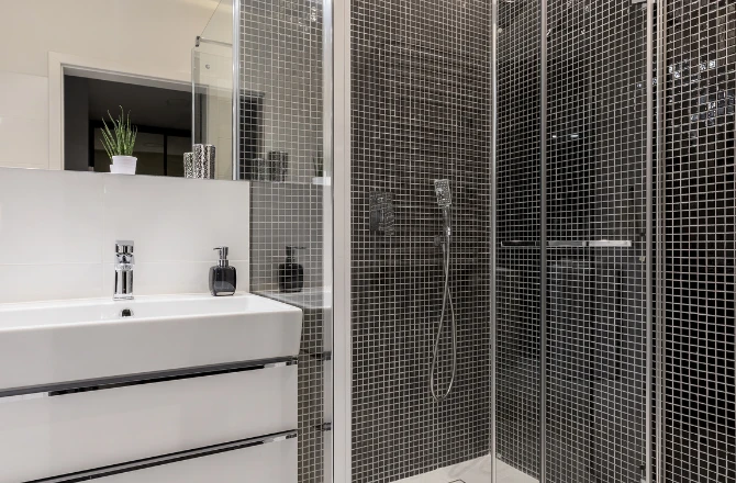 Salle de bain blanche et noire : top 10 des inspirations La Maison Saint-Gobain