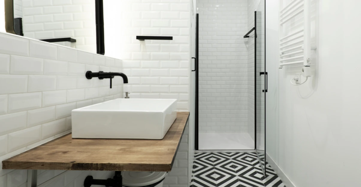 Salle de bain blanche et noire : top 10 des inspirations La Maison Saint-Gobain
