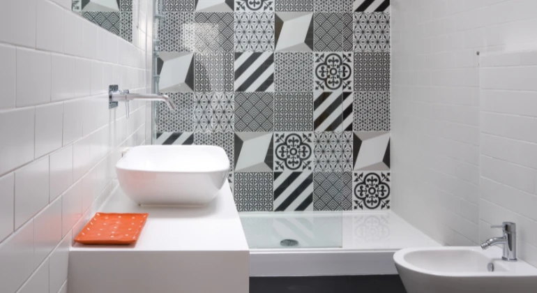 Salle de bain blanche et noire : top 10 des inspirations La Maison Saint-Gobain