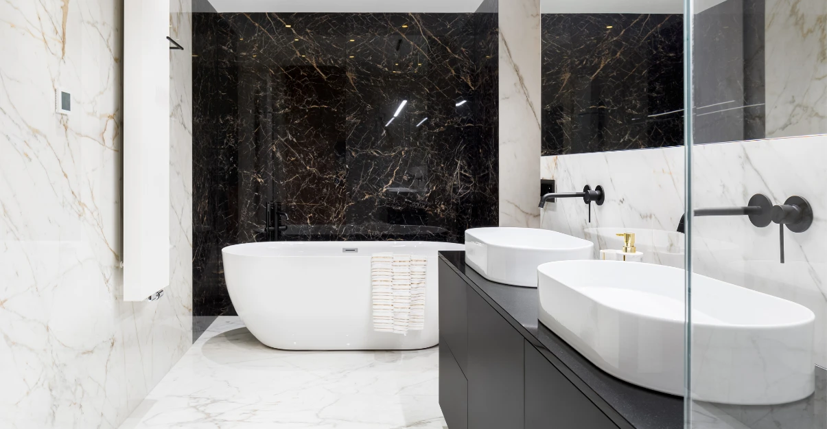 Salle de bain blanche et noire : top 10 des inspirations La Maison Saint-Gobain