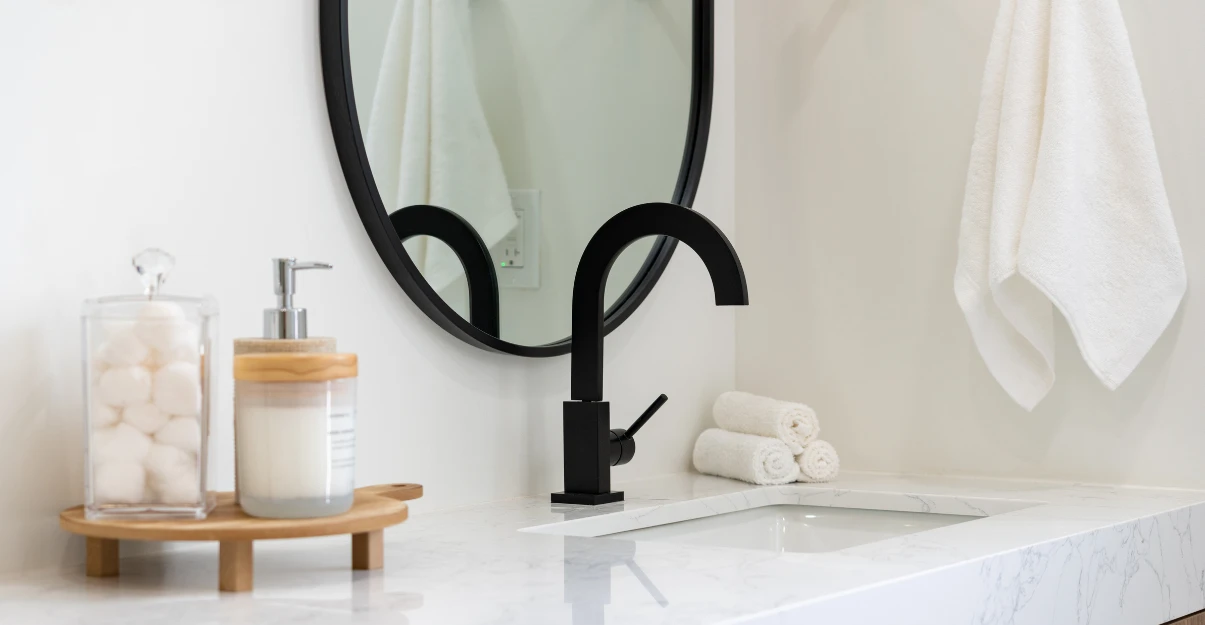 Salle de bain blanche et noire : top 10 des inspirations La Maison Saint-Gobain