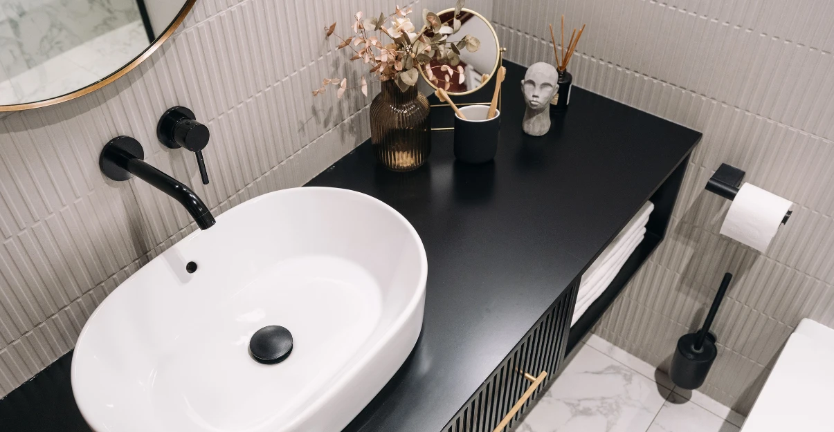 Salle de bain blanche et noire : top 10 des inspirations La Maison Saint-Gobain